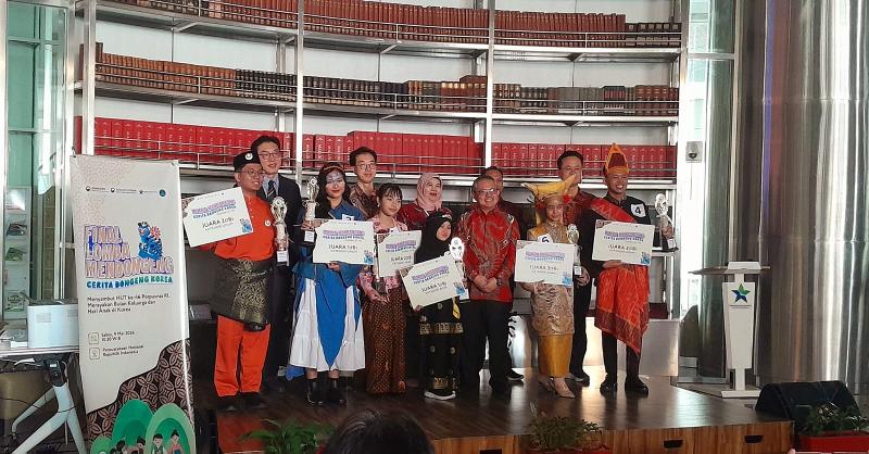 Para pemenang lomba mendongeng cerita dongeng Korea dari kategori anak dan umum berfoto bersama.  