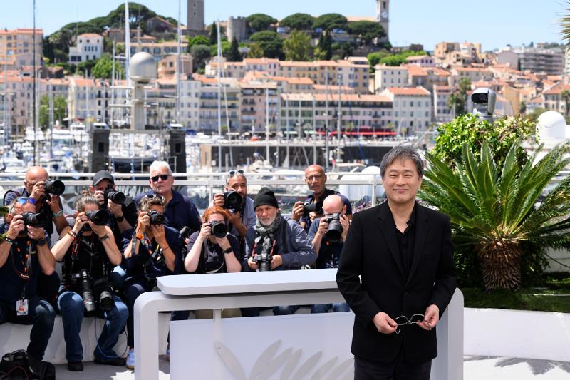 Sutradara Park Chan-wook terlihat sedang berpose dalam sesi pemotretan dewan juri kompetisi Festival Film Internasional Cannes ke-79 pada tanggal 12 Mei 2026 (waktu setempat). (Yonhap News dan EMPICS)