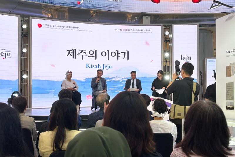 Yang Seong-hong sedang membagikan kisah Jeju 4.3 yang ia lalui kepada pendengar di Main Atrium KOREA 360, Jakarta. 