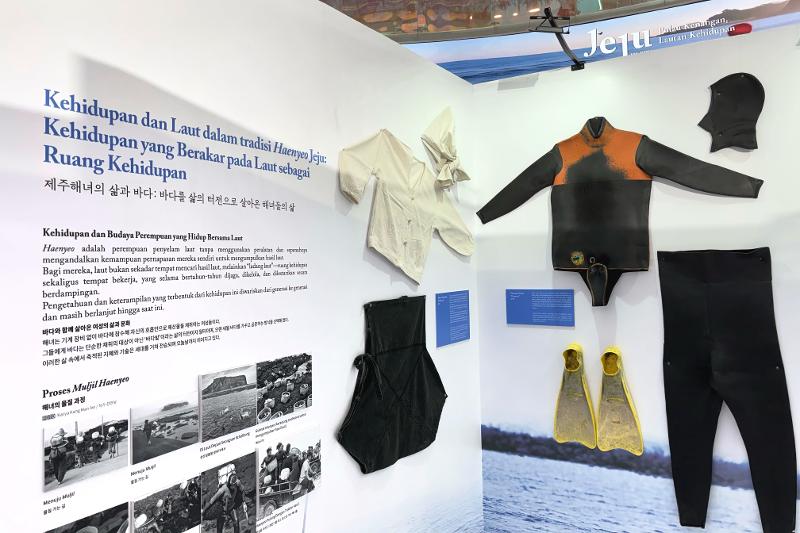 Baju menyelam haenyeo lama (kiri) dan baru (kanan) yang ditampilkan dalam pameran Jeju: Pulau Kenangan, Lautan Kehidupan. 