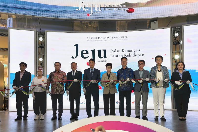 Para pejabat melakukan prosesi pemotongan pita untuk meresmikan pameran Jeju: Pulau Kenangan, Lautan Kehidupan.  