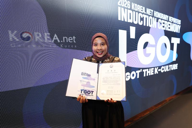 Wartawan Kehormatan Korea.net bahasa Indonesia terbaik tahun 2025, Hanum Nur Aprilia, berpose saat menghadiri Acara Pelantikan Wartawan Kehormatan Korea.net tahun 2026 yang digelar pada tanggal 12 Mei 2026 di Museum Seni Modern dan Kontemporer Nasional cabang Kota Seoul. 