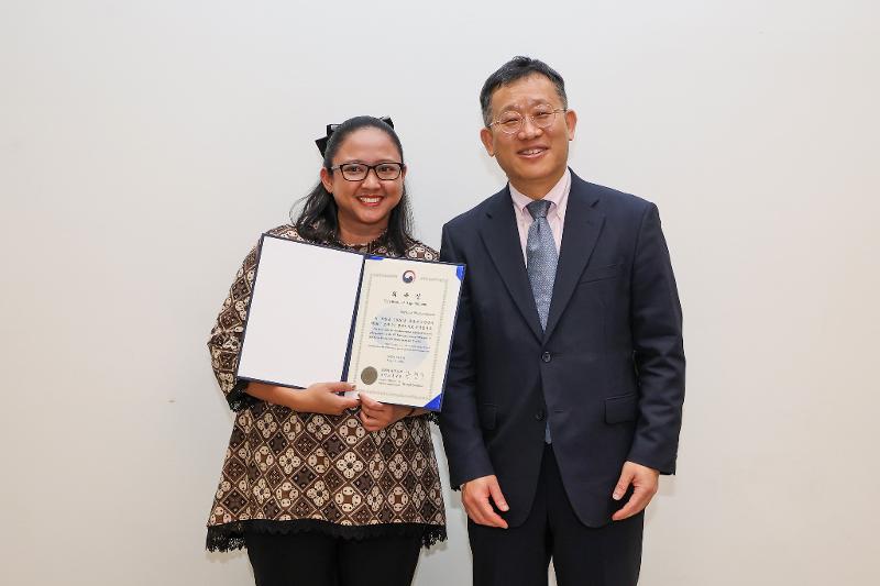 Salah satu Wartawan Kehormatan Korea.net asal Indonesia, Stephanie Pradnyaparamita (kiri), berpose bersama Kepala Kantor Komunikasi Publik Kementerian Kebudayaan, OIahraga, dan Pariwisata, Kong Hyungsik, dalam Acara Pelantikan Wartawan Kehormatan Korea.net tahun 2026 yang digelar pada tanggal 12 Mei 2026 di Museum Seni Modern dan Kontemporer Nasional cabang Kota Seoul.  