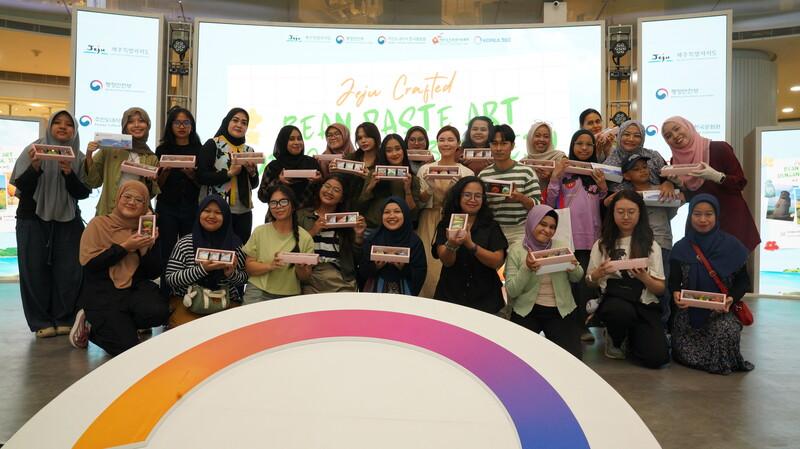 Para peserta lokakarya Jeju Crafted: Bean Paste Art dengan Simbol Jeju berfoto bersama dengan Sarah Jung (tengah) pada tanggal 13 Mei 2026 di Main Atrium KOREA 360, Jakarta. 