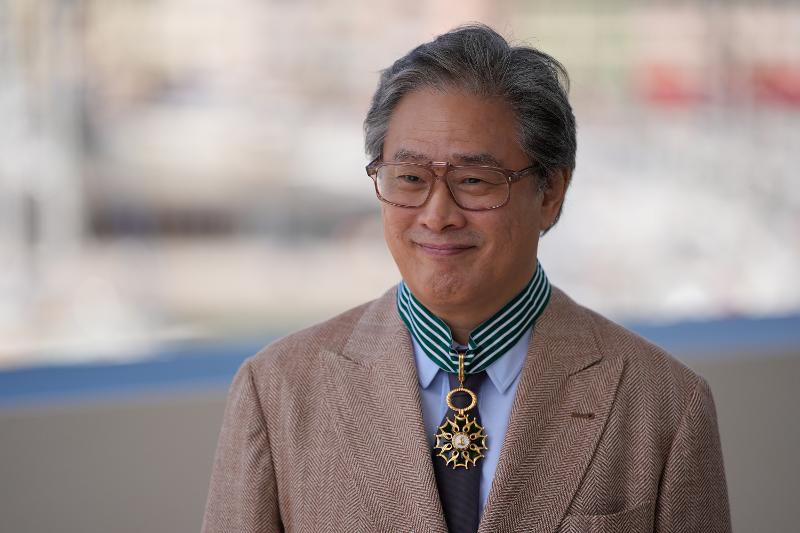 Sutradara Park Chan-wook berpose setekah menerima Ordo Seni Rupa dan Kesusastraan pangkat komandan dari pemerintah Prancis pada tanggal 17 Mei 2026 (waktu setempat) di gedung Palais des Festivals et des Congres yang merupakan tempat diselenggarakannya Festival Film Internasional Cannes.   