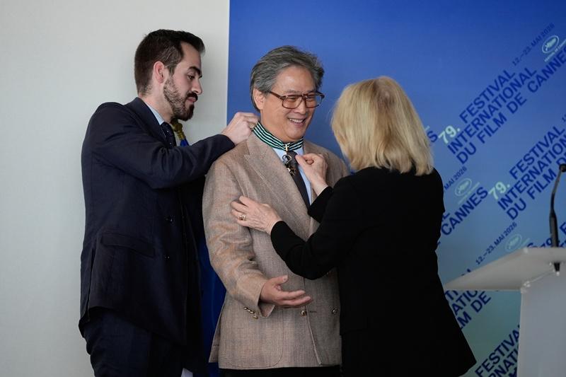 Menteri Kebudayaan Prancis, Catherine Pegard, menyematkan bintang jasa Ordo Seni Rupa dan Kesusastraan pangkat komandan kepada Sutradara Park Chan-wook pada tanggal 17 Mei 2026 (waktu setempat) di gedung Palais des Festivals et des Congres yang merupakan tempat diselenggarakannya Festival Film Internasional Cannes.