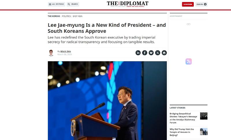Majalah hubungan internasional The Diplomat dalam artikelnya bertajuk Lee Jae Myung, Presiden Tipe Baru yang Didukung Rakyat Korea yang diterbitkan pada tanggal 6 Maret 2026 menyebut kemampuan administratif yang berorientasi hasil, diplomasi pragmatis, gaya komunikasi yang unik, serta kepemimpinan yang melayani rakyat sebagai faktor utama popularitas Presiden Lee. (Tangkapan layar laman resmi The Diplomat)