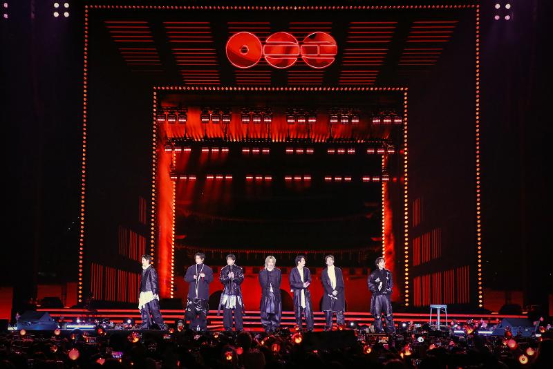 BTS tampil dalam konser BTS Comeback Live: Arirang di Alun-alun Gwanghwamun pada tanggal 21 Maret 2026. (BIGHIT MUSIC dan Netflix)