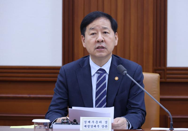 Wakil Perdana Menteri sekaligus Menteri Ekonomi dan Keuangan Koo Yun Cheol menyampaikan sambutan dalam Rapat Menteri Ekonomi Eksternal ke-268 yang digelar di Kompleks Pemerintah Seoul, Jongno-gu, Seoul, pada tanggal 21 Mei 2026. (Yonhap News)