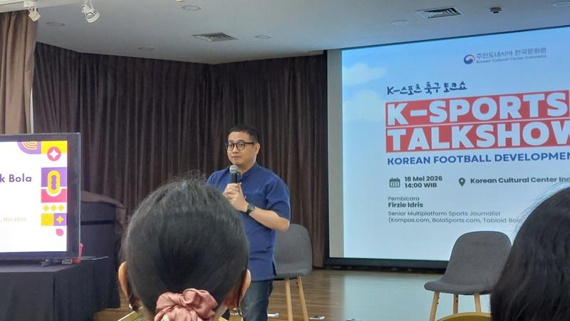 Firzie Idris, Senior Multiplatform Sports Journalist, menjadi pemateri dalam gelar wicara bertajuk K-Sports Talkshow: Sistem Pengembangan Sepak Bola Korea pada Senin (18/05/2026). (Maulia Resta Mardaningtias) 