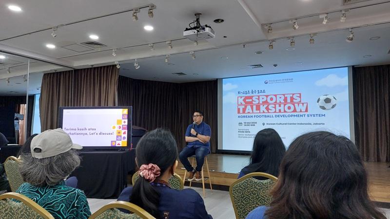 Potret pembicara saat menjawab pada sesi tanya jawab dalam gelar wicara bertajuk K-Sports Talkshow: Sistem Pengembangan Sepak Bola Korea pada Senin (18/05/2026). (Maulia Resta Mardaningtias) 