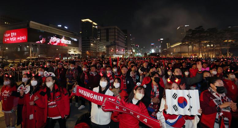 Warga Korea menyaksikan pertandingan Korea melawan Uruguai pada Piala Dunia FIFA Qatar yang digelar pada tanggal 24 November 2022 di Alun-Alun Gwanghwamun, Seoul. (Flickr resmi Korea.net) 