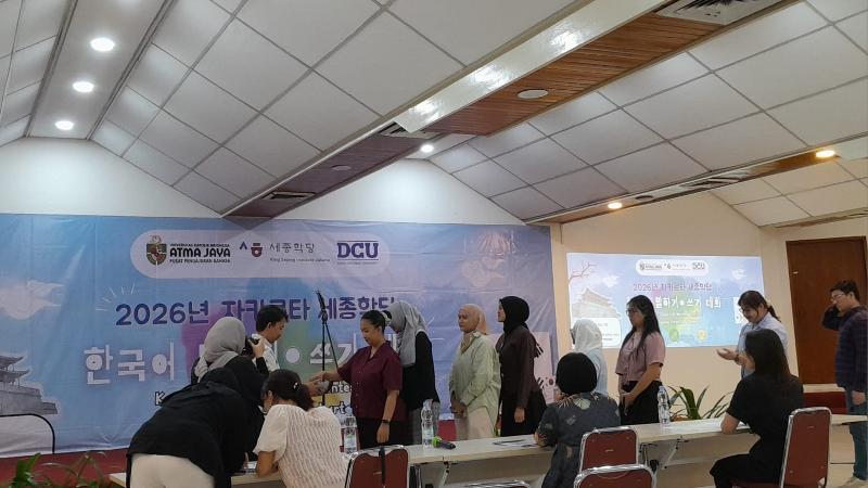 Peserta kompetisi berbicara bahasa Korea KSI Jakarta sedang mengambil nomor urut tampil. 