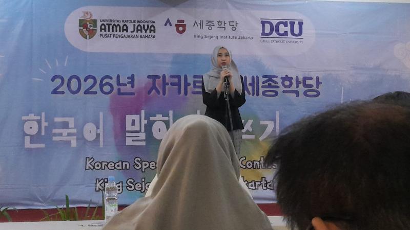 Salah satu peserta kompetisi berbicara bahasa Korea KSI Jakarta, Qonita Haffiya Yusuf, sedang menampilkan pidatonya dengan tema Alasan Saya Belajar Bahasa Korea. 