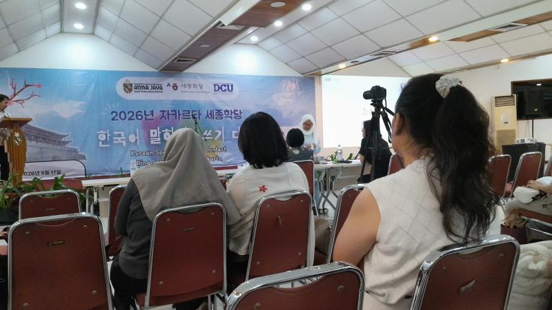 Salah seorang peserta kompetisi berbicara bahasa Korea KSI Jakarta, Mitha Millenia, sedang mengambil kertas yang berisi pertanyaan tambahan pada sesi tanya jawab dengan juri. 