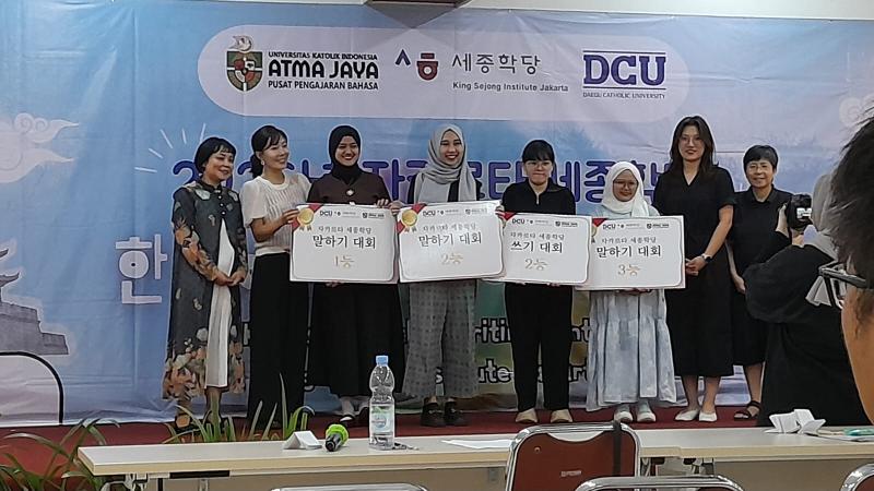 Pemenang kompetisi berbicara dan menulis bahasa Korea KSI Jakarta berfoto bersama dewan juri. 