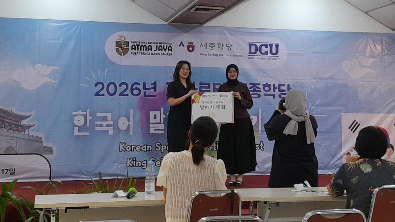 Juara 1 kompetisi berbicara bahasa Korea KSI Jakarta, Erika Hadi Septiani, akan mewakili KSI Jakarta dalam program pelatihan kebudayaan Korea yang akan diselenggarakan di Korea bulan Oktober 2026.  