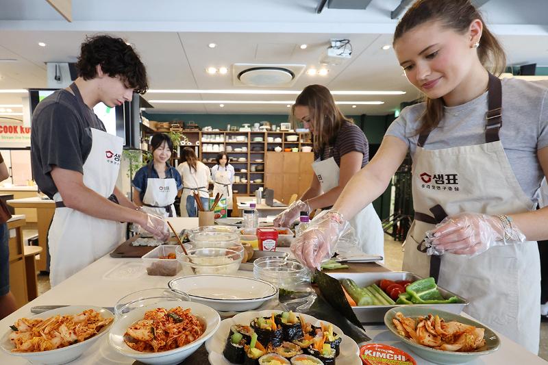 Mahasiswa-mahasiswa dari Universitas Georgia Amerika Serikat terlihat sedang belajar membuat kimbap dalam kelas memasak makanan Korea yang digelar pada tanggal 22 Mei 2026 di Sempio, Jung-gu, Seoul. (Yonhap News)