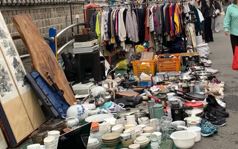 Berbagai barang bekas dijual dengan harga murah di Pasar Loak Dongmyo. 