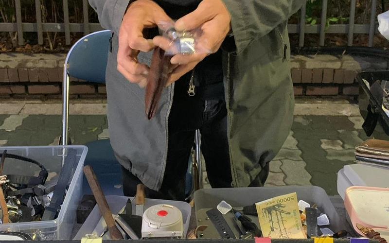 Salah satu lapak penjual jam tangan di Pasar Loak Dongmyo. 