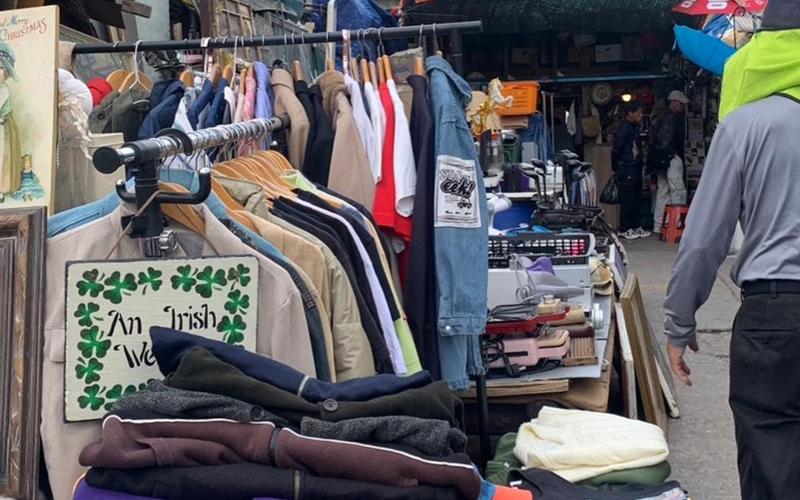 Gang di Pasar Loak Dongmyo menjual baju, buku, dan barang-barang lainnya.  