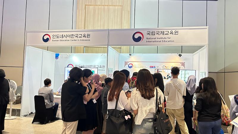 Stan Korean Education Center in Indonesia dan National Institute for International Education menjadi salah satu pusat informasi resmi mengenai studi di Korea dan program beasiswa dalam Study in Korea Education Fair in Indonesia 2026 pada hari Sabtu (23/05/2026) di SMESCO Indonesia Exhibition Hall, Jakarta Selatan. 