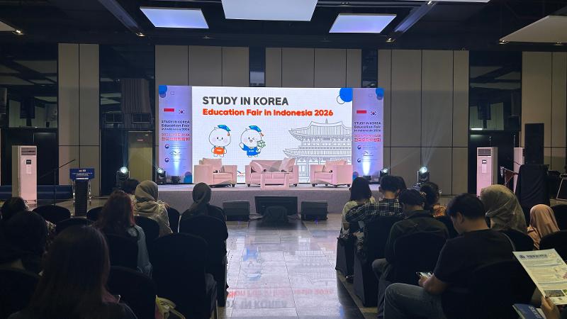 Panggung utama Study in Korea Education Fair in Indonesia 2026 pada hari Sabtu (23/05/2026) di SMESCO Indonesia Exhibition Hall, Jakarta Selatan.  