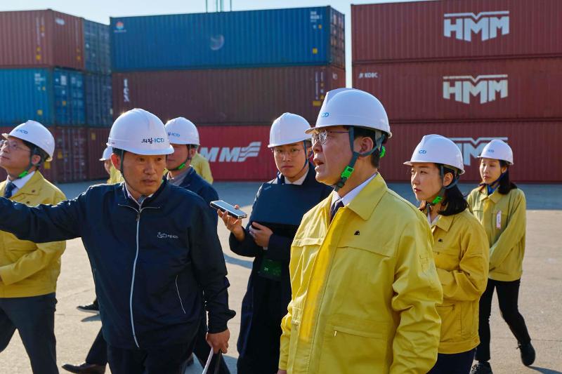 Presiden Lee Jae Myung mengunjungi sebuah panggalan logistik di Provinsi Gyeonggi pada tanggal 8 April 2026 untuk mendengarkan secara langsung aspirasi dari para pelaku industri transportasi.  