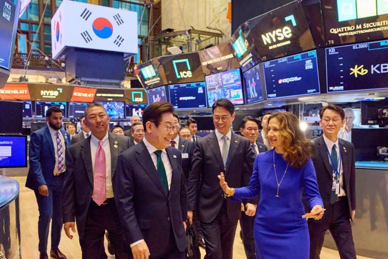 Presiden Lee Jae Myung menjelaskan arah kebijakan pasar modal Korea serta tekad pemerintah untuk melakukan reformasi saat mengunjungi Bursa Efek New York di Amerika Serikat pada September 2025.  