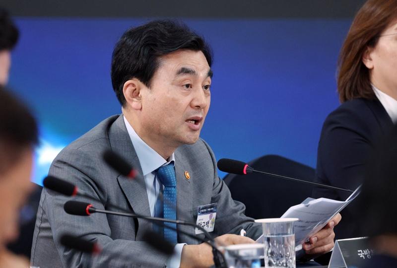 Menteri Pertahanan Nasional, Ahn Gyu-Back, pada tanggal 26 Mei 2026 terlihat sedang mengumumkan rencana dasar pengembangan kapal selam bertenaga nuklir dalam Sidang Perdana Komite Strategi Pertahanan Masa Depan yang digelar di Jinhae-gu, Changwon, Provinsi Gyeongsangnam. (Yonhap News)