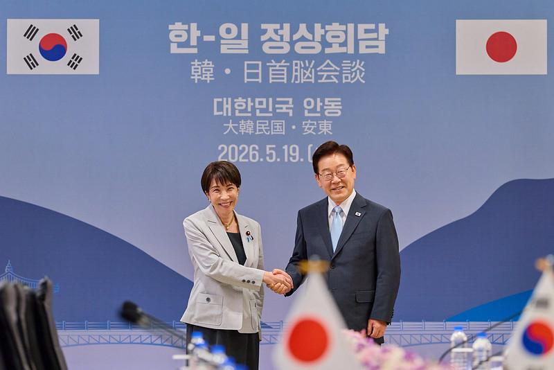 Presiden Lee Jae Myung (kanan) dan Perdana Menteri Jepang, Sanae Takaichi, berjabat tangan dalam KTT Korea-Jepang yang digelar pada tanggal 19 Mei 2026 di sebuah hotel yang terletak di Kota Andong, Provinsi Gyeongsangbuk. (Cheong Wa Dae)  