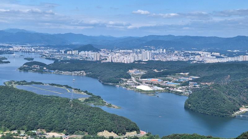 Pemandangan Kota Chuncheon dari Stasiun Kereta Gantung Samaksan. 