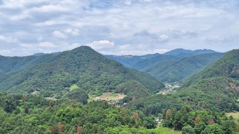Pemandangan alam berupa pegunungan di area Kota Chuncheon yang dapat dilihat dari atas skywalk di Samaksan. 