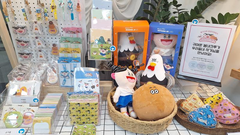 Suvenir berupa tiga maskot kota Chuncheon, yaitu Soyang-ee, Kkong-ji, dan San-ee.  