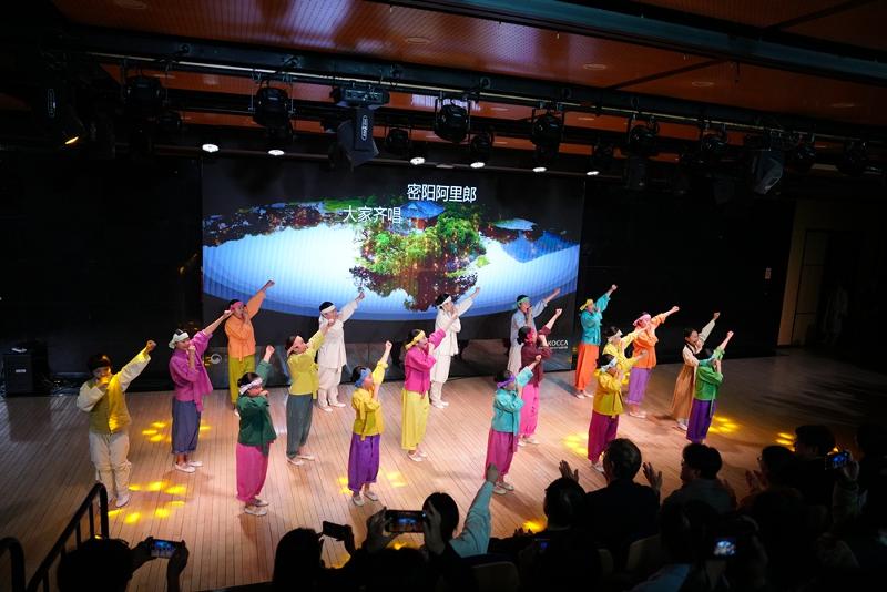 Kementerian Kebudayaan, Olahraga, dan Pariwisata bersama KOFICE (Yayasan Korea untuk Pertukaran Budaya Internasional) pada tanggal 28 Mei 2026 mengumumkan pelaksanaan proyek 2026 Touring K-Arts, yakni program tur internasional yang menghadirkan pertunjukan, pameran, hingga kelas seni budaya Korea ke berbagai negara. Foto di atas menunjukkan pertunjukan musikal dan tari berjudul Look at Me yang dibawakan Miryang Arirang Art Troupe di Korean Cultural Center Beijing pada tanggal 14 April 2025. (KOFICE)