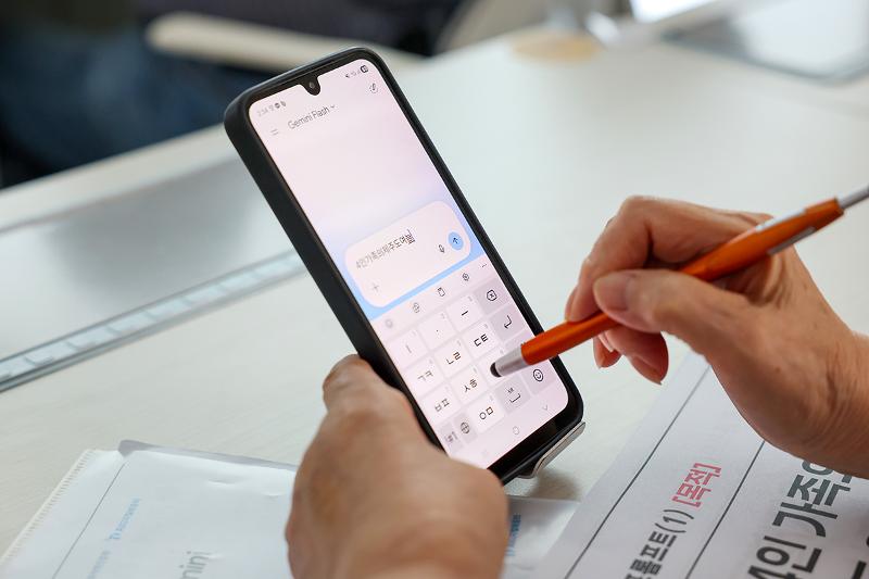 Seorang peserta pelatihan terlihat sedang menyusun rencana perjalanan dengan memanfaatkan kecerdasan buatan generatif pada tanggal 28 Mei 2026 di Pusat Pembelajaran Digital AI Pusat Kesejahteraan Lansia Gomdallae, Gangseo-gu, Seoul.