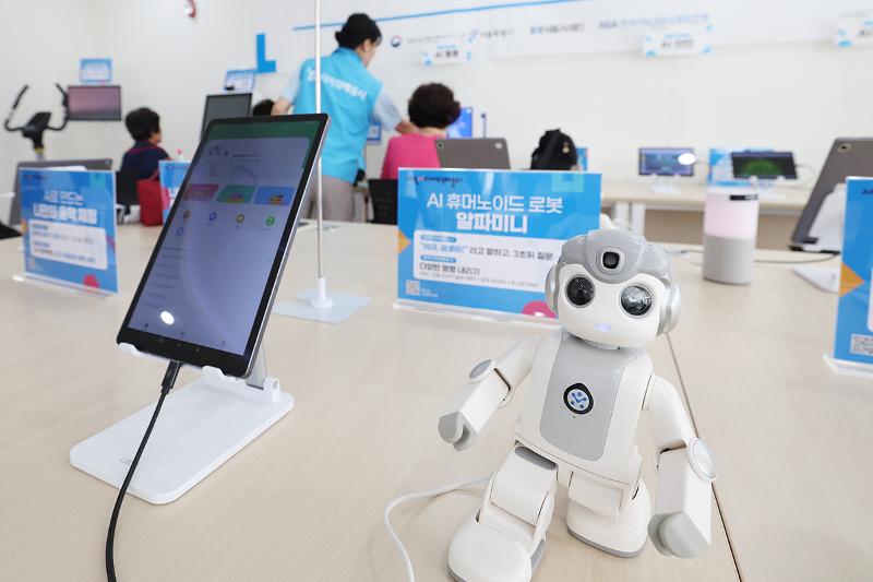 Para peserta pelatihan sedang mencoba kecerdasan buatan pada tanggal 28 Mei 2026 di Pusat Pembelajaran Digital AI Pusat Kesejahteraan Lansia Gomdallae, Gangseo-gu, Seoul.