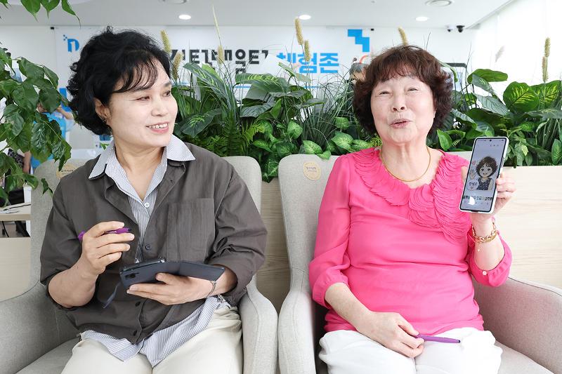 Lee Eun Jeong dan Kim Eun Seok berbagi pengalaman mereka dalam memanfaatkan kecerdasan buatan generatif pada tanggal 28 Mei 2026 di Pusat Pembelajaran Digital AI Pusat Kesejahteraan Lansia Gomdallae, Gangseo-gu, Seoul.