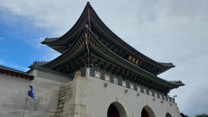 Papan nama Pintu Gwanghwamun bertuliskan tinta emas direstosi dan dibuka kembali untuk publik pada tahun 2023. 
