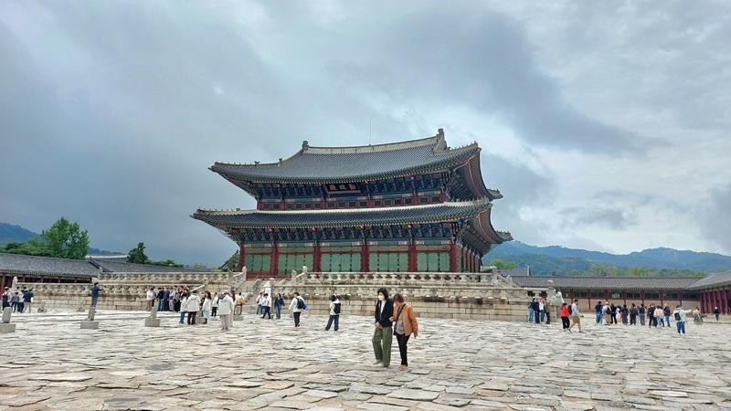 Potret Aula Geunjeongjeon dari kejauhan yang diambil pada tahun 2025. 