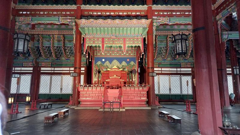 Singgasana raja Joseon dalam Aula Geunjeongjeon dengan lukisan tradisional Irworobongdo di belakangnya. Foto ini diambil pada tahun 2023. 