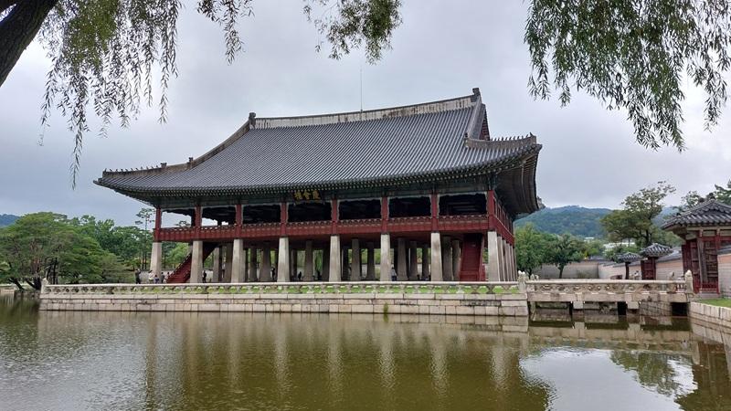 Potret Paviliun Gyeonghoeru di Istana Gyeongbokgung. 