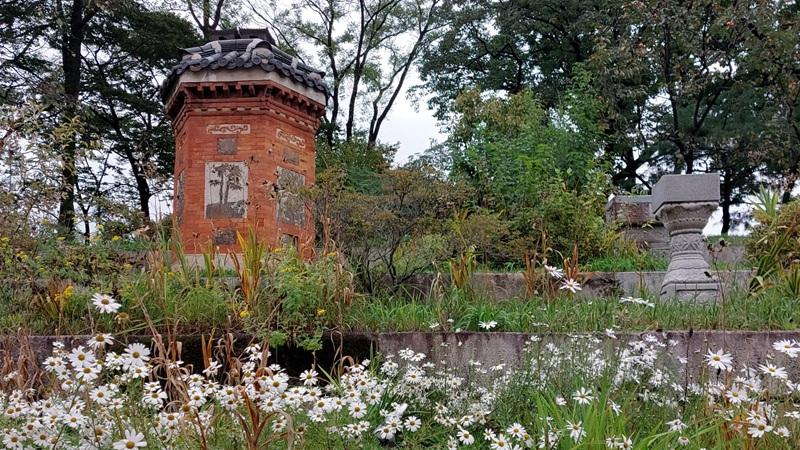 Taman Amisan merupakan taman belakang kediaman permaisuri di Istana Gyeongbokgung.  