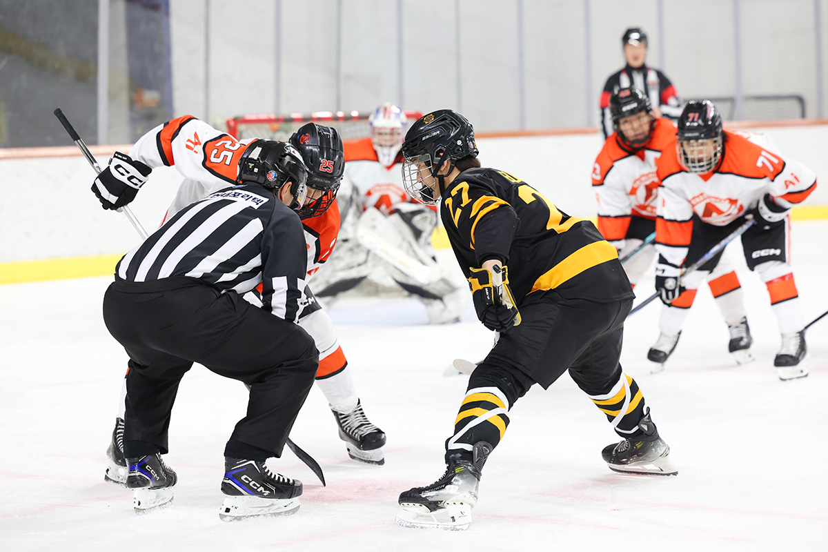 Para atlet hoki es bersaing dalam Kejuaraan Nasional Hoki Es Tingkat SMA Divisi I Liga Klub Olahraga Tahun 2026 yang digelar pada tanggal 2 Juni 2026 di Mokdong Ice Rink, Yangcheon-gu, Seoul. (Lee Jeong Woo)