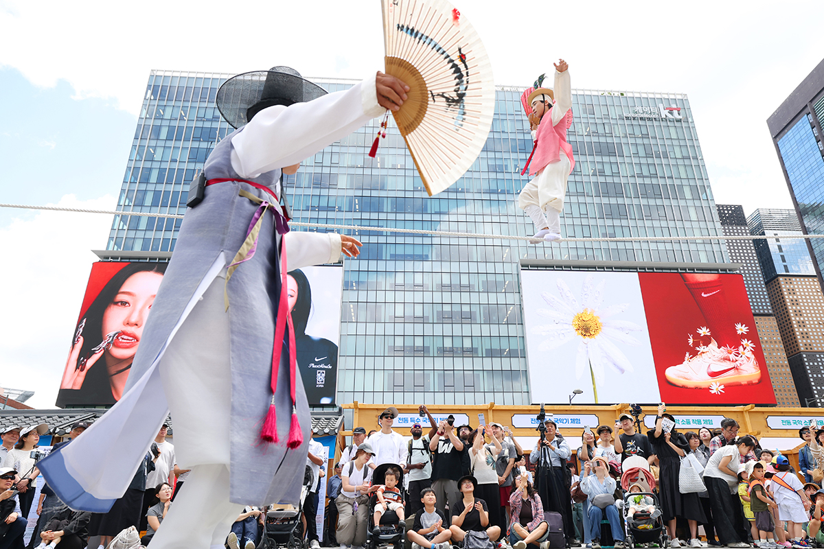 Seorang seniman terlihat sedang menampilkan pertunjukan jultagi (seni berjalan di atas tali tradisional Korea) pada Festival Arirang yang digelar di Alun-alun Gwanghwamun, Jongno-gu, Seoul, pada tanggal 5 Juni 2026, bertepatan dengan Hari Gugak Korea (hari peringatan musik tradisional Korea). (Lee Jeong Woo)