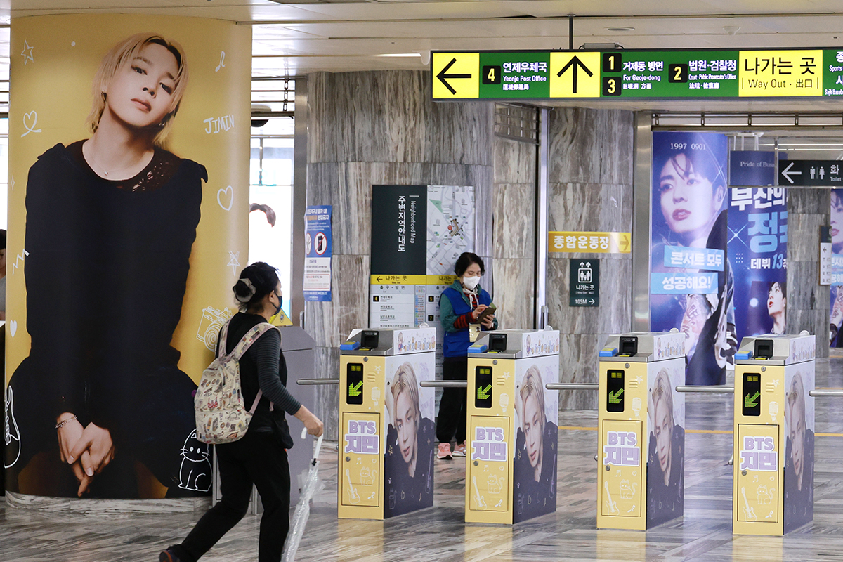 Dekorasi wrapping bergambar anggota BTS, Jimin dan Jungkook, terlihat memenuhi Stasiun Sports Complex di Jalur 3 Metro Busan yang menjadi pintu masuk menuju Busan Asiad Main Stadium di Yeonje-gu, Busan, pada tanggal 8 Juni 2026 menjelang konser BTS di kota tersebut. (Yonhap News)