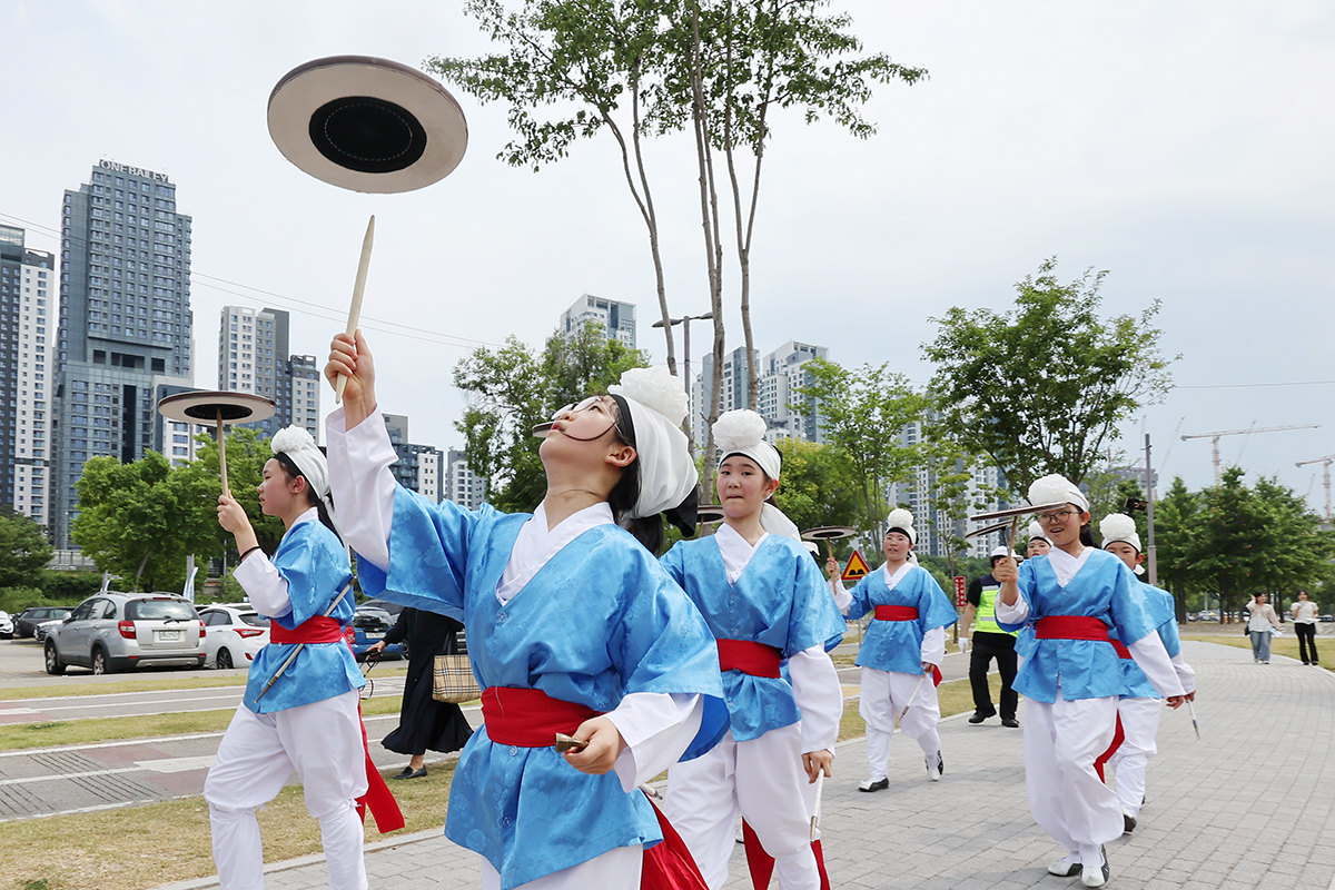 Pada tanggal 19 Juni 2026 Eonnam Traditional Arts Troupe yang beranggotakan siswa-siswi Sekolah Dasar Eonnam menggelar parade dalam ajang Seoul Gugak Festival yang digelar di Plaza Cahaya Bulan, Taman Hangang Banpo, Seocho-gu, Seoul. (Yonhap News)