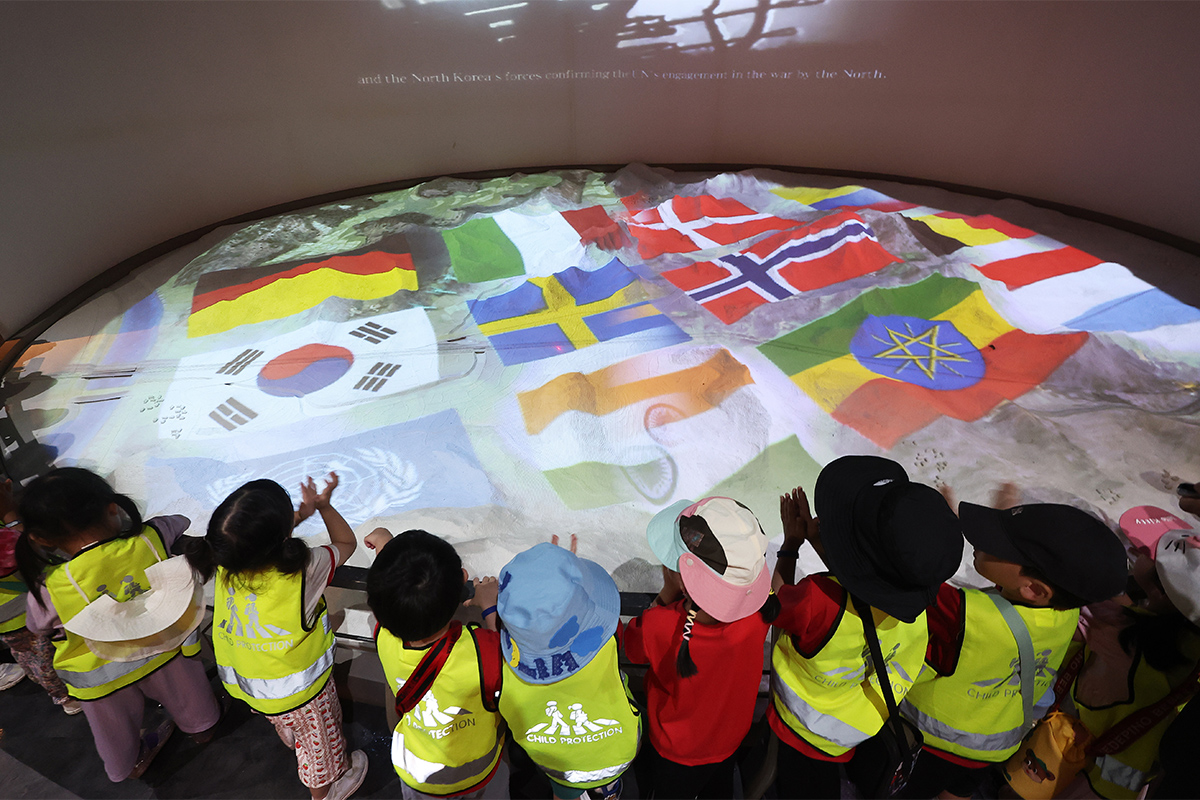 Anak-anak melihat-lihat Memorial Pertempuran Pertama Pasukan PBB di Taman Perdamaian Jukmiryeong, Osan, Provinsi Gyeonggi, pada tanggal 23 Juni 2026, dua hari menjelang peringatan 76 tahun pecahnya Perang Korea. (Yonhap News)