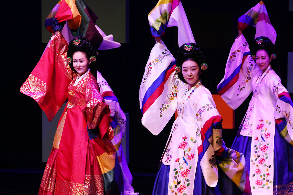 Para penari dari Gyeonggi Dance Company terlihat sedang menampilkan taepyeongmu, tarian tradisional Korea, pada upacara pembukaan G-ARTS Festival yang digelar di Gyeonggi Arts Center, Suwon, Provinsi Gyeonggi, pada tanggal 26 Juni 2026. (Yonhap News)