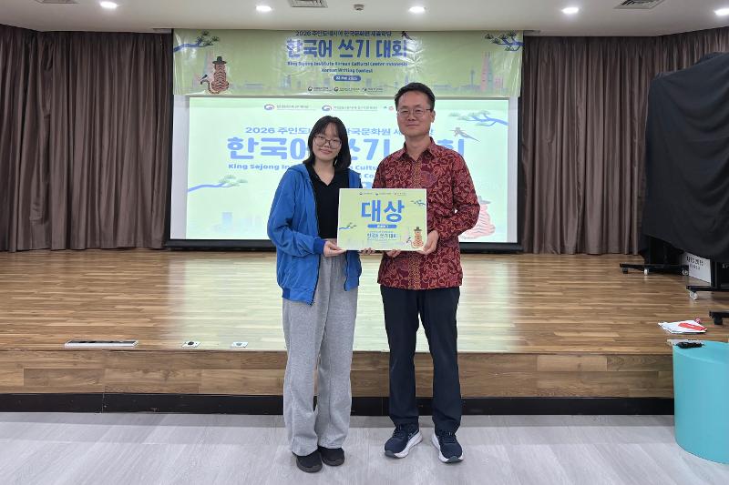 So Ran (kiri) menerima papan penghargaan juara pertama yang diberikan oleh Direktur KCCI, Lee Sang Jun (kanan.)  